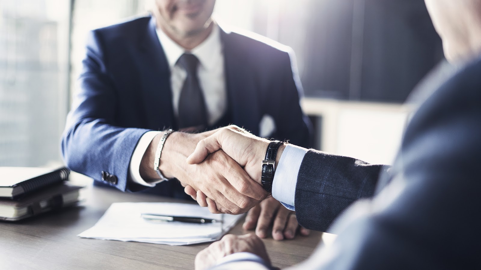 Business introduction email sample: Two businessmen shaking hands